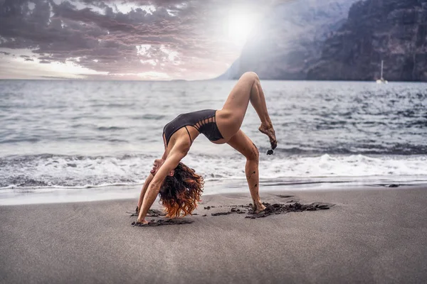 Attractive Woman Doing Power Pilates Hatha Yoga Beach Beautiful View — Fotografia de Stock