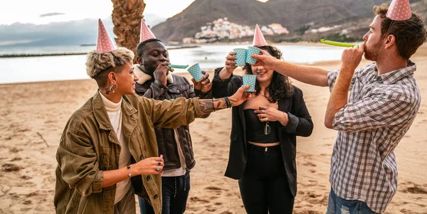 Multiracial Friends Having Fun Drinking Champagne Toasting Beach Friendship Concept — Stockfoto