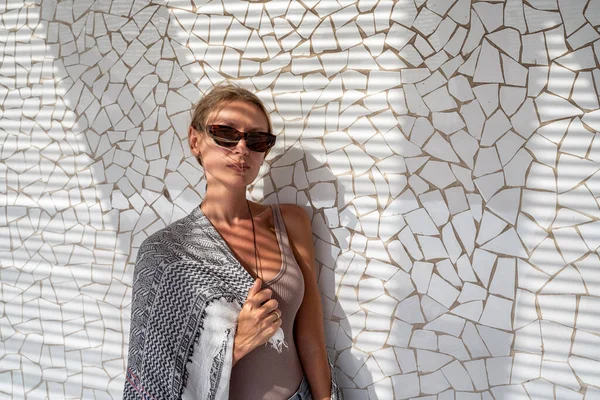 Attractive Blonde Caucasian Woman Fashionable Sunglasses Posing White Wall Lot — Foto de Stock
