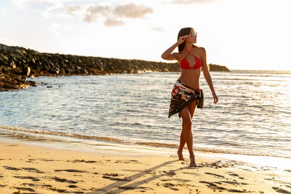 Красива Брюнетка Позує Червоному Модному Купальнику Пляжі Розслабляючись Гуляючи Засмагаючи — стокове фото