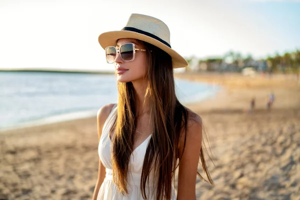 年轻美丽的女人享受暑假 在海滩散步 黑发女人的画像 戴着时髦的太阳镜和帽子 真正的人民生活方式 — 图库照片