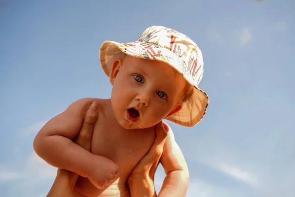 青い空の背景に夏の帽子の面白い小さな赤ちゃんの男の子 多くのコピースペース — ストック写真