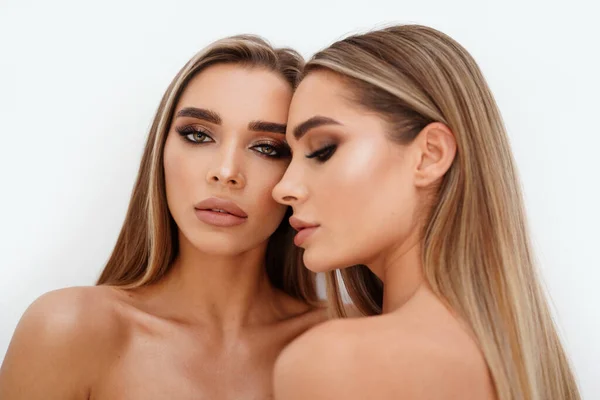 Portrait Beauté Deux Belles Jeunes Femmes Maquillage Éclatant Aux Longs — Photo