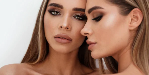 Skönhetsporträtt Två Vackra Unga Kvinnor Med Glödande Glamour Makeup Och — Stockfoto