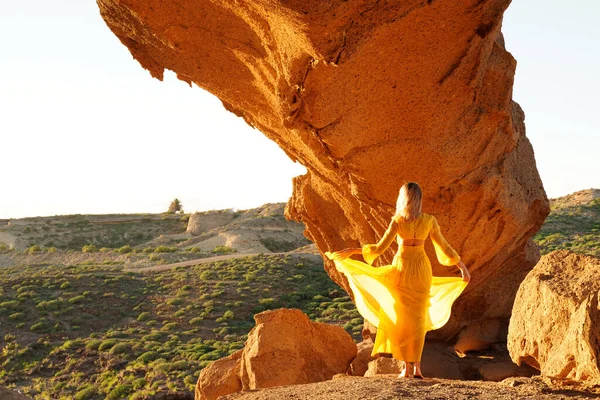Frau Maxi Gelbem Kleid Beobachtet Sonnenaufgang Von Der Felshöhle Auf — Stockfoto