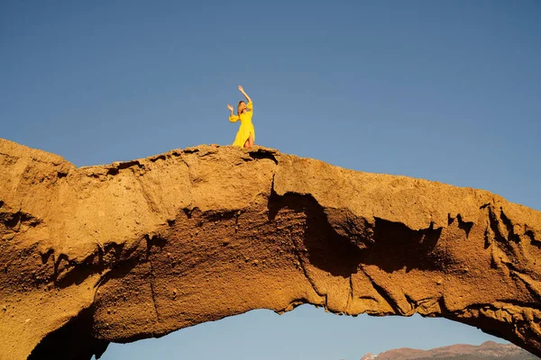 Jovem Mulher Vestido Maxi Amarelo Dança Emocional Livre Natureza Arenito — Fotografia de Stock