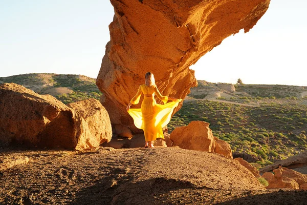 Mujer Vestida Maxi Vestido Amarillo Observando Amanecer Desde Cueva Rocosa —  Fotos de Stock