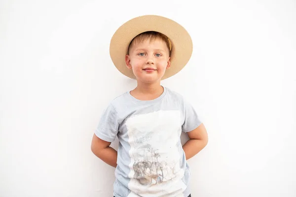 Menino Feliz Com Grandes Olhos Azuis Bonitos Usando Chapéu Verão — Fotografia de Stock