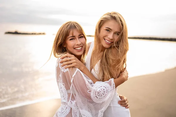 Duas Mulheres Brancas Loiras Felizes Andando Praia Juntas Abraçando Brincando — Fotografia de Stock