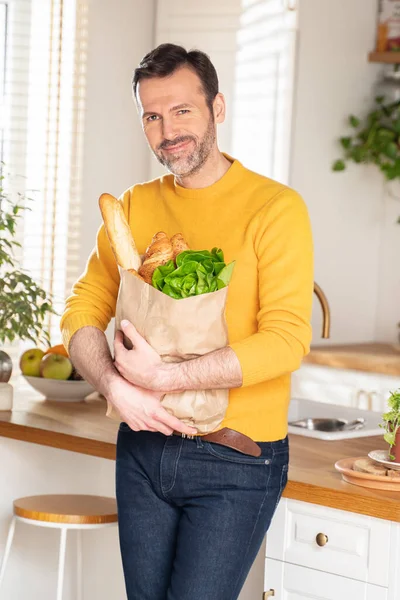 Homem Sorridente Bonito Feliz Cozinha Segurando Saco Papel Com Comida — Fotografia de Stock