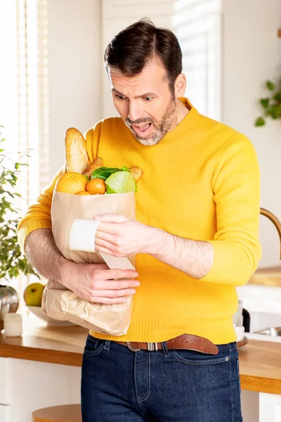 Verrast Man Zoek Naar Winkelbon Het Winkelen Het Vasthouden Van — Stockfoto