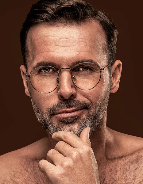 Gözlük Takan Yakışıklı Bir Adamın Güzel Portresi Kameraya Bakıyor Kahverengi — Stok fotoğraf