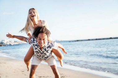 Yaz mevsiminde çok ırklı güzel bir çift dışarıda eğleniyor, gülüyor. Aşık insanlar. Balayı. Tatil romantizmi. Güneşli bir gün. Gerçek duygular. Mutluluk