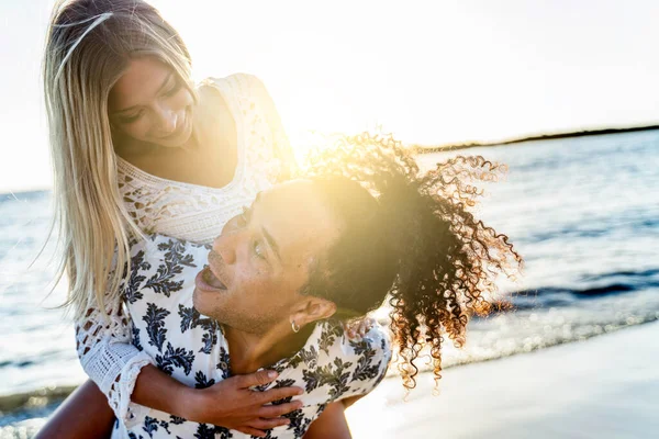 Estate Bella Coppia Multietnica Ridere Divertirsi Insieme Incontri Sulla Spiaggia — Foto Stock