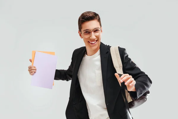 Retrato Joven Estudiante Universitario Sonriente Con Cuadernos Mochila Posando Estudio — Foto de Stock