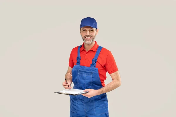 Trabajador Sonriente Reparador Con Documentos Las Manos Grabado Estudio Montón — Foto de Stock