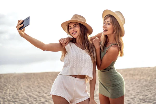 Dvě Šťastné Blond Bělošské Sestry Létě Baví Pláži Berou Selfie Stock Fotografie