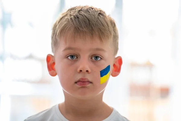 Dziecko Przeciwko Wojnie Zdenerwowany Ukraiński Chłopak Żółtą Flagą Twarzy Protestujący — Zdjęcie stockowe