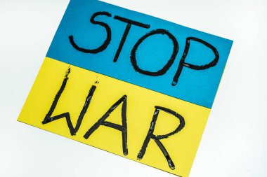 Rusya 'nın Ukrayna' ya karşı savaşı. Mavi ve sarı bayrağın üzerindeki savaş sembolünü durdurun. Bir sürü kopyalama alanı