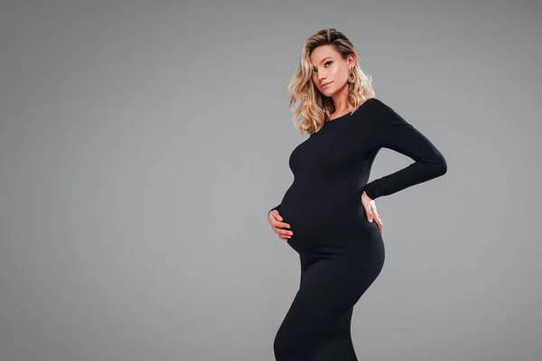 Zwangere Mooie Vrouw Zwarte Maxi Jurk Aanraken Van Haar Buik — Stockfoto