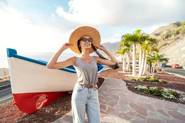 Mulher Feliz Chapéu Verão Sorrindo Para Câmera Posando Com Barco — Fotografia de Stock