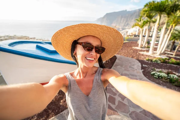 Mulher Feliz Chapéu Verão Sorrindo Para Câmera Levando Selfie Tenerife — Fotografia de Stock