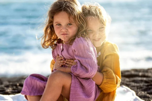 Two Little Cute Sisters Hugging Beach Summer Time Tourism Travel — Stock Photo, Image