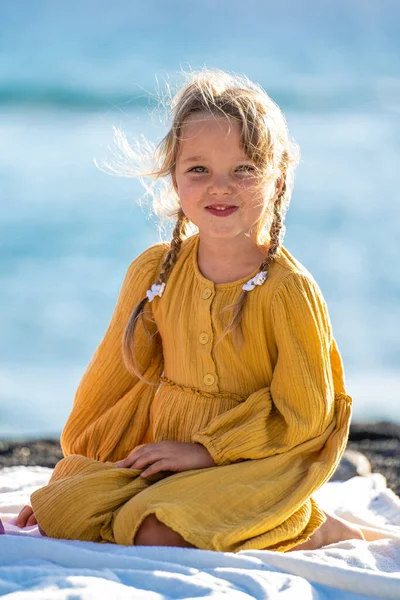 Cute Little Girl Relaxing Beach Sitting Smiling Camera Outdoor Photo — Stock Photo, Image