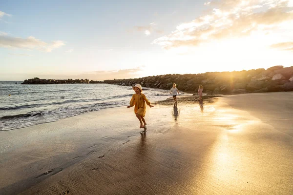 Дети Играют Пляже Мальчик Девочки Бегут Морском Берегу Закате Семейные — стоковое фото