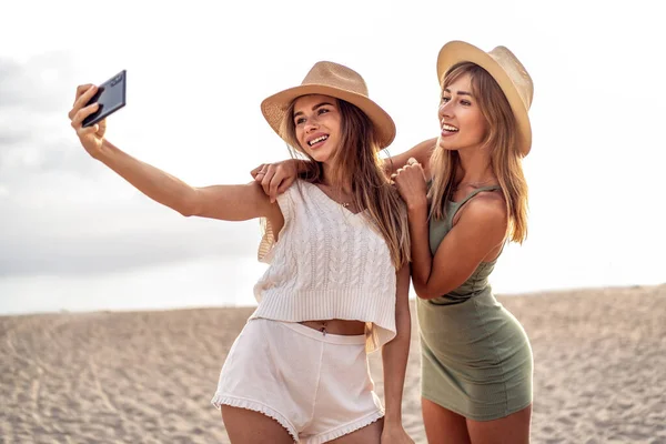 Zwei Glückliche Blonde Kaukasische Schwestern Amüsieren Sich Sommer Strand Machen — Stockfoto