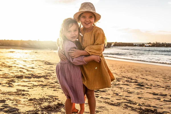 Duas Irmãs Giras Abraçadas Praia Hora Verão Turismo Viagens — Fotografia de Stock