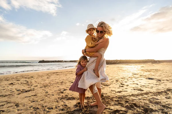 Feliz Bela Família Relaxante Andando Praia Pôr Sol Verão Mãe — Fotografia de Stock