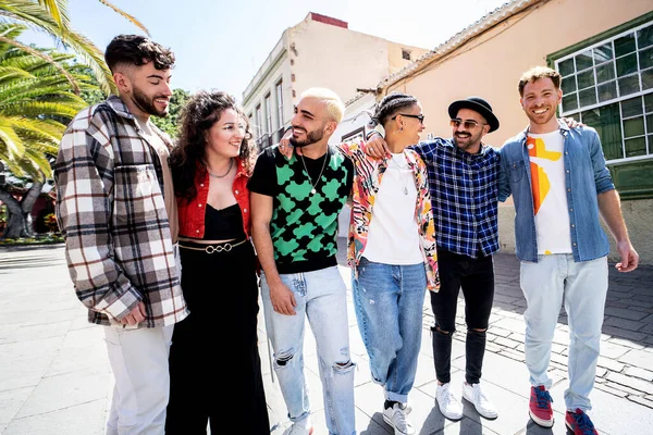 Modaya uygun bir grup mutlu çok kültürlü arkadaş birlikte eğleniyor, gülümsüyor ve sokaklarda yürüyor. Arkadaşlık. Gerçek insanların duyguları. Turizm. Seyahat.