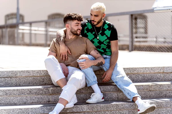 Fashionabla Homosexuella Par Utomhusdejt Umgås Pratar Och Ler Riktiga Människor — Stockfoto