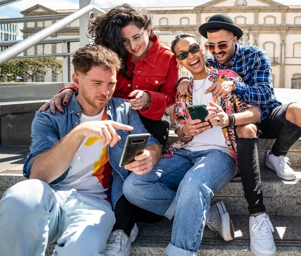 Happy Group Multiracial Students Friends Using Smartphone Outdoors Watching Social — Stock Photo, Image