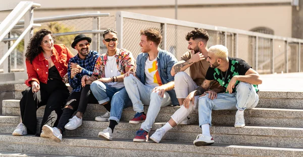 Multiracial Grupp Unga Student Vänner Skrattar Tillsammans Och Har Kul — Stockfoto