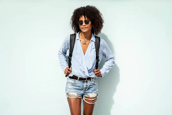 Mujer Moda Con Peinado Afro Posando Pared Ciudad Con Jeans —  Fotos de Stock