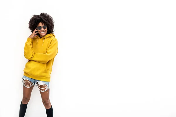 Feliz Chica Sonriente Con Peinado Afro Posando Pared Blanca Usando —  Fotos de Stock