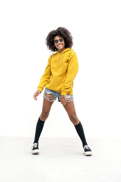 Šťastná Usměvavá Dívka Afro Účesem Pózující Bílé Stěně Žluté Blůze — Stock fotografie