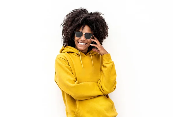 Feliz Chica Sonriente Con Peinado Afro Posando Pared Blanca Usando —  Fotos de Stock