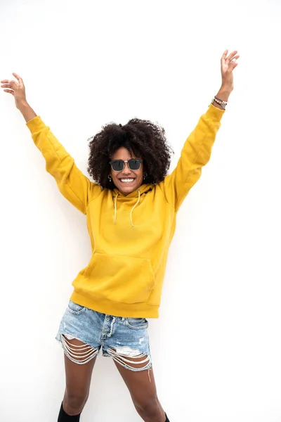 Feliz Chica Sonriente Con Peinado Afro Posando Pared Blanca Usando —  Fotos de Stock