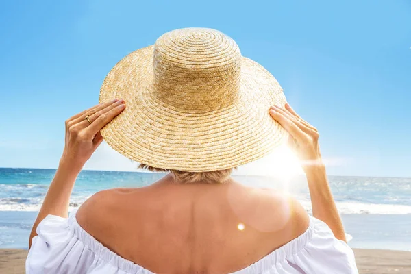 Pohled Zezadu Ženy Slaměným Kloboukem Které Užívají Slunečné Chvíle Pláži — Stock fotografie