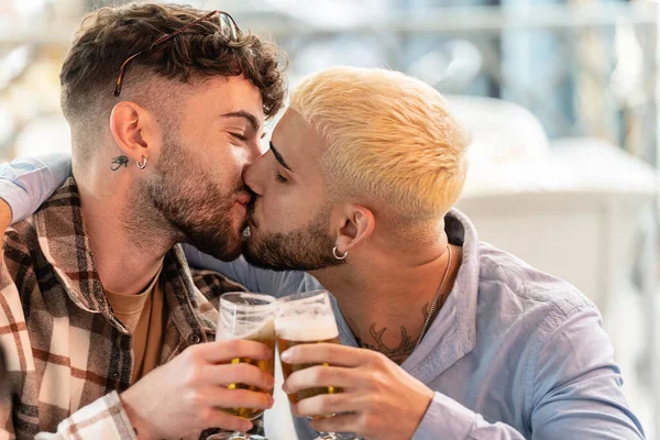 Fashionabla Homosexuella Par Dejt Umgås Kyssas Dricka Riktiga Människor Livsstil — Stockfoto