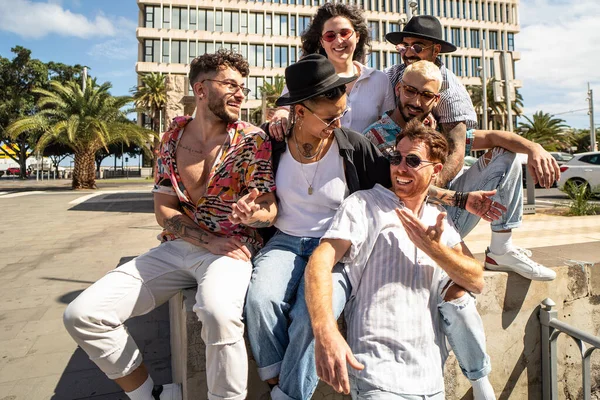 Bir Grup Farklı Genç Insan Dışarıda Birlikte Eğleniyor Çok Irklı — Stok fotoğraf