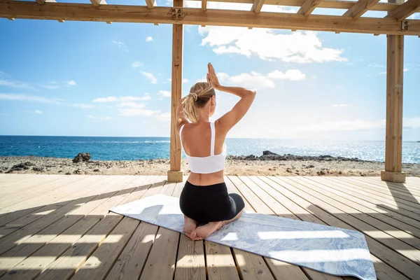 女人在海滨冥想 练习瑜伽 心神不宁和平 放松点健康 呼吸运动 — 图库照片