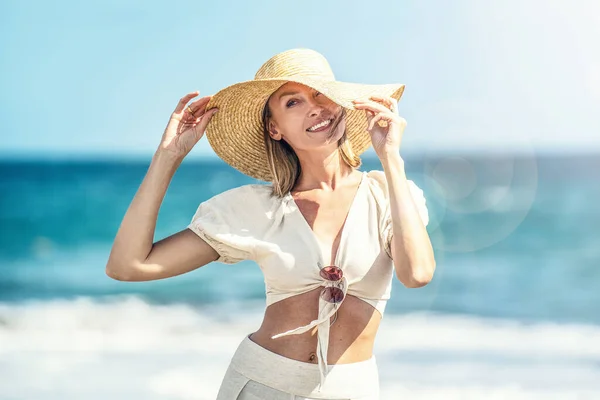 Glimlachend Blond Blank Meisje Zomer Strohoed Poseren Het Strand Het — Stockfoto