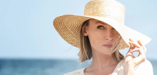 美丽的金发美女头戴夏草帽在海滩上摆姿势的美丽画像 度假的激情 阳光灿烂的日子 旅游概念 大量的复制空间 — 图库照片