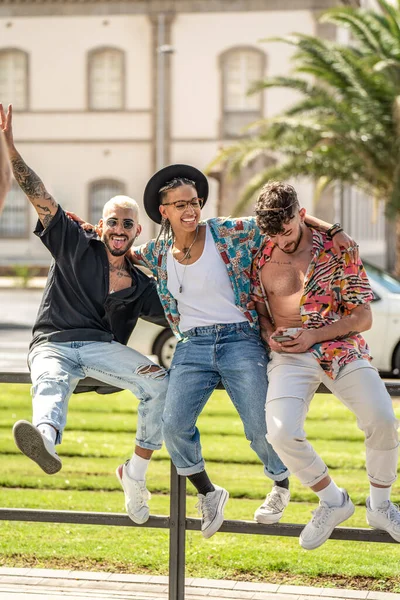 Genç Modaya Uygun Çılgın Arkadaş Birlikte Eğleniyor Gülüyorlar Öğrenciler Şehir — Stok fotoğraf