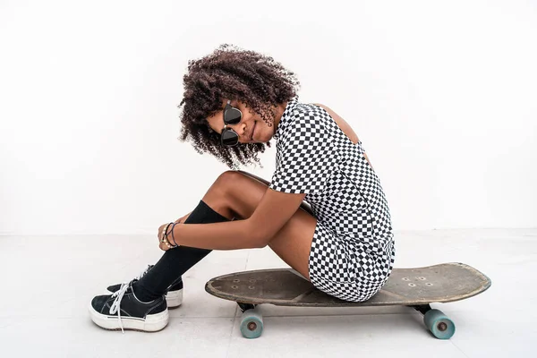 Photo Fashionable Skater Girl Afro Hairstyle Sitting Skateboard Posing White — Stock Photo, Image