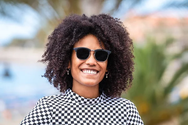 Portrét Přírodní Usmívající Mladé Ženy Afro Účesem Módních Slunečních Brýlích — Stock fotografie